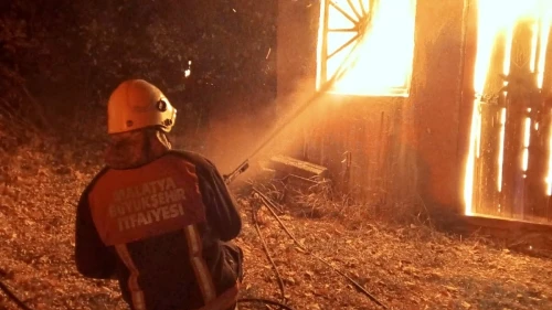 Hekimhan'da Çıkan Baraka Yangını Paniğe Neden Oldu
