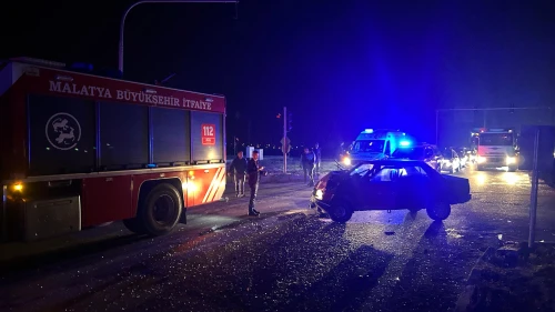 Malatya-Sivas Yolunda Feci Kaza: Hatalı Sollama 4 Kişiyi Hastanelik Etti