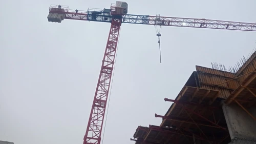 Paralarını Alamayan İşçiler İsyan Edip Kule Vinçe Çıktı