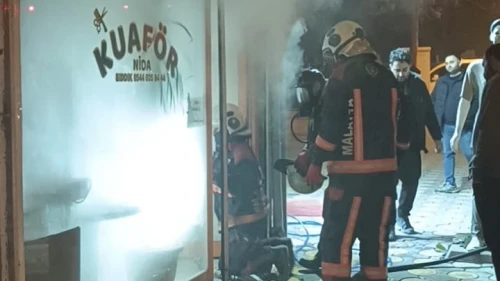 Malatya Cezmikartay'da Korku Dolu Anlar: Kuaför Dükkanı Alev Aldı