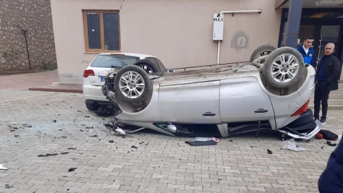 Malatya'da Vites Hatası: Otomobil Site Bahçesine Uçtu