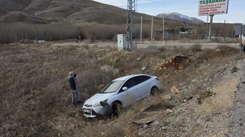Doğanşehir'de Trafik Kazası: Otomobil Şarampole Uçtu, 2 Kişi Yaralı