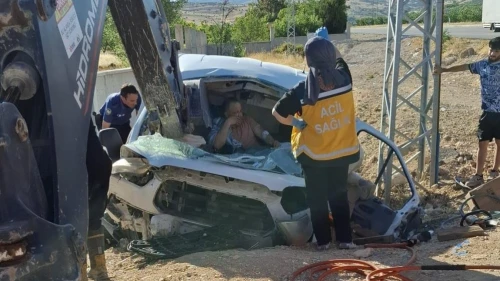 Freni boşalan hafif ticari araç aydınlatma direğine çarptı: 1 yaralı