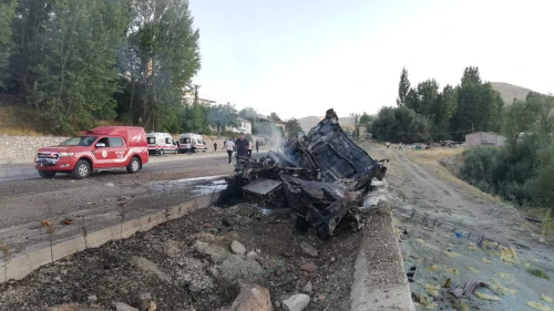 Freni Patlayan Tır Otobüse Çarpıp Alev Aldı