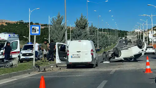 Üniversite Yolunda Feci Kaza: Otomobil Ters Döndü Sürücü Yaralandı