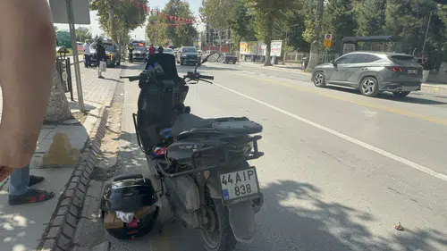 Malatya'da Otomobille Çarpışan Motosikletli Kurye Yaralandı