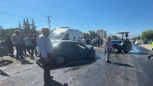 Doğanşehir’de Otomobil Traktöre Çarptı: 3 Kişi Yaralandı!