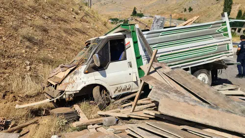 Yeşilyurt'ta Kamyonet Kontrolden Çıktı: 2 Yaralı