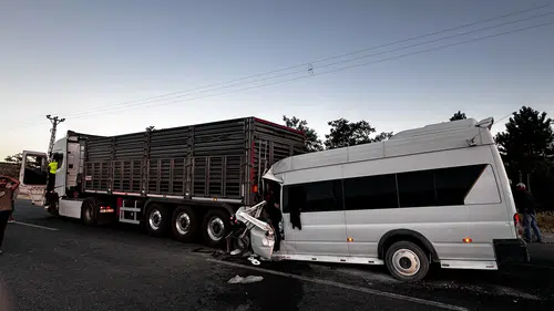 Tarım İşçilerini Taşıyan Minibüs TIR’a Arkadan Çarptı!