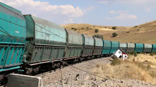 Hekimhan'da Korkutan Kaza: Yük Treni Kamyona Çarptı!
