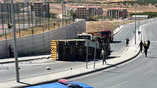 Yeşilyurt'ta Hafriyat Kamyonları Çarpıştı: 1 Yaralı