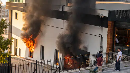 Alevlerin Sardığı Otoparkta Tedirgin Edici Anlar.!