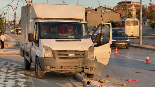 Önce Yayaya Sonra Direğe Çarpıp Kaldırıma Çıktı!
