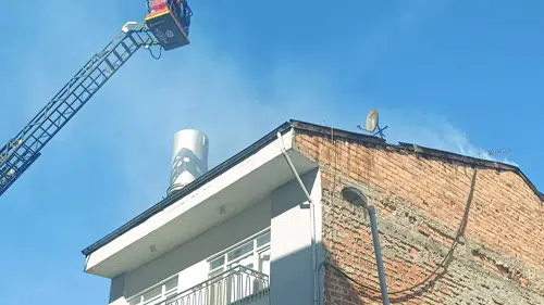 Malatya'da İki Katlı Binanın Çatısında Yangın Çıktı