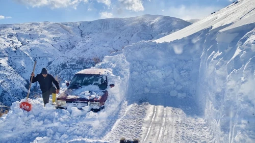 Karlar altında kaybolan araç, günler sonra bulundu!