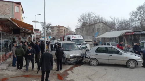 Yeşilyurt Dilek’te Trafik Kazası: Sıkışan Sürücüyü İtfaiye Çıkardı