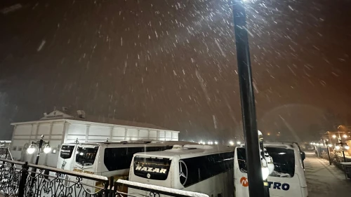 Kar Etkisini Gösteriyor: Yolda Kalan 500 Yolcu Misafir Ediliyor