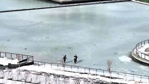Malatya’da Tehlikeli Oyun: Buz Tutan Göletin Üzerinde Yürüdüler