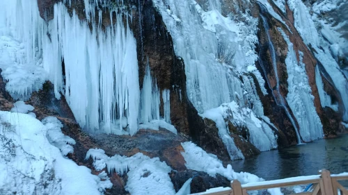 Malatya’da Eksi 20 Derece: Günpınar Şelalesi Buzdan Heykele Döndü