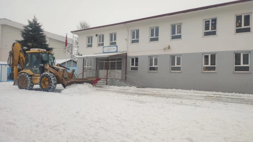 Battalgazi Belediyesi’nden Okul Bahçelerinde Kar Temizliği