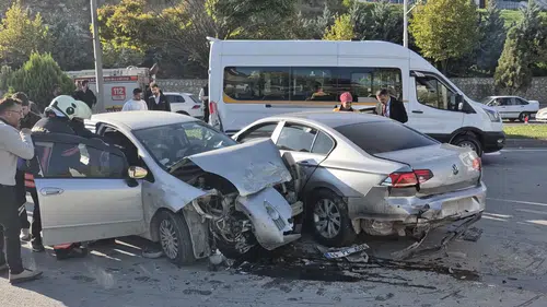 Çöşnük Kavşağı'nda Zincirleme Trafik Kazası: 3 Yaralı