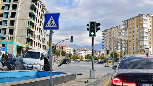 Malatyada Korkutan Kaza Kamerada İki Kadın Kıl Payı Kurtuldu, 1 Yaralı