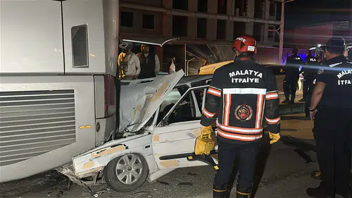 Malatya’da Otomobil Otobüsün Altına Girdi: 1’i Ağır 3 Yaralı