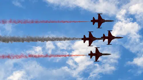 Türk Yıldızları'nın Gökyüzündeki Işıltılı Gösterisi: Şimşeklerin Dansı