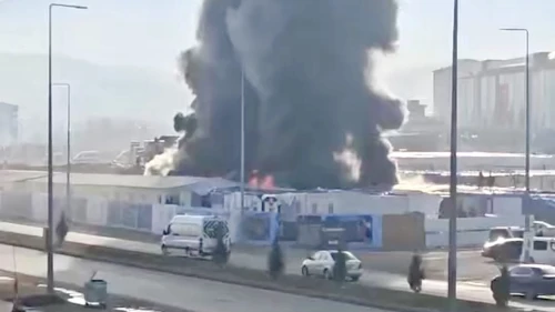 Malatya’da Şantiyede Korkutan Yangın: 24 Konteyner Kül Oldu