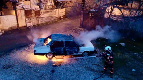 Yeşilyurt'ta Park Halindeki Araç Alev Alev Yandı