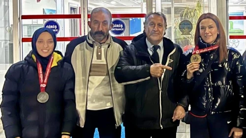 Malatya’nın Gururu Boksörler Havalimanında Çiçeklerle Karşılandı