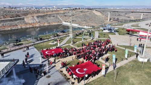 Yeşilyurt’ta Kırmızı Beyaz Şölen: Gençlik Bayrak Yürüyüşü