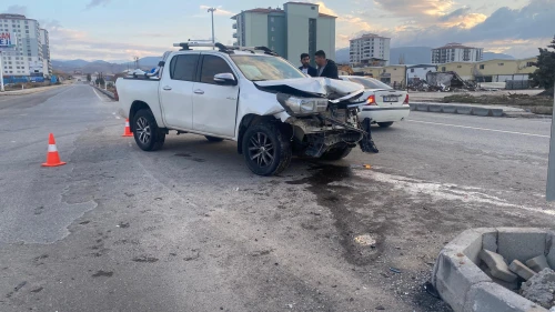 Yeşilyurt Yakınca’da otomobil ile pikap çarpıştı: 1 yaralı!