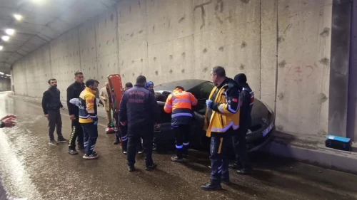 Malatya-Adıyaman yolunda korkutan kaza: Otomobil Tünelin duvarına çarptı!