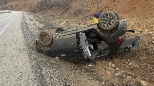 Bayram yolunda kaza: Yağışlı havada kontrolden çıkan otomobil takla attı!