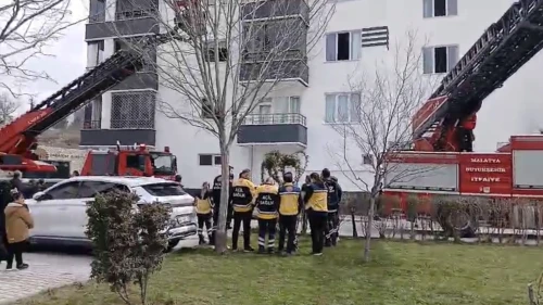 Tecde’de korkutan yangın: Apartman sakinleri itfaiye merdiveniyle tahliye edildi!
