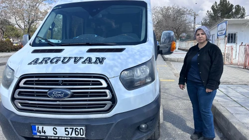 Malatya Arguvan’da kadın servis şoförü Mercan Koca takdir topluyor