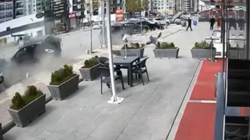 Otomobil Park Halindeki Araçlara Çarptı: Kadın Sürücü Yaralandı