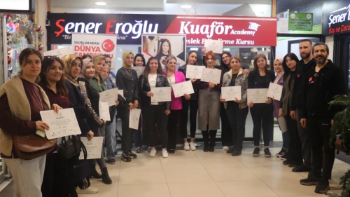 Malatya’da Ücretsiz Kuaförlük Kursu: Yeni Ustalar Sertifikalarını Aldı