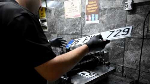 Malatya’da APP plaka değişiminde son gün yoğunluğu: Sürücüler plaka basım merkezlerine akın etti!