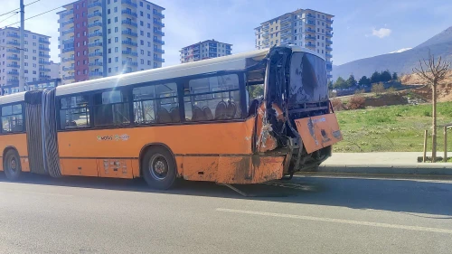 Hafriyat Kamyonu Belediye Otobüsüne Çarptı
