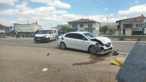 Doğanşehir’de İki Araç Çarpıştı: Yolcu Konumundaki 2 Kişi Yaralandı