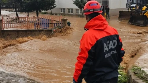 Fırtına ve yağışta 2 kişi hayatını kaybetti, 33 kişi yaralandı.