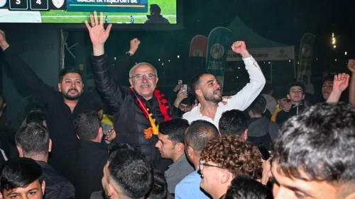 Yeşilyurtspor’un Final Coşkusu Malatya’yı Salladı: Başkan Er Taraftarla Halay Çekti