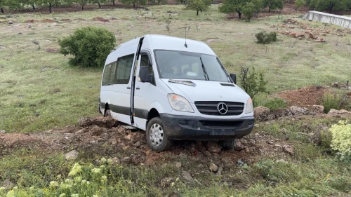 Doğanşehir'de Minibüs Şarampole Devrildi: 2 Kişi Yaralandı