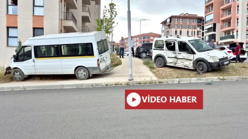 Yeşilyurt'ta Minibüs ile Ticari Araç Çarpıştı: 2 Yaralı