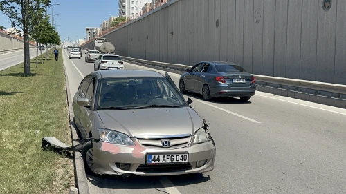 Malatya Çevreyolunda Kamyon ile Otomobil Çarpıştı: 1 Yaralı