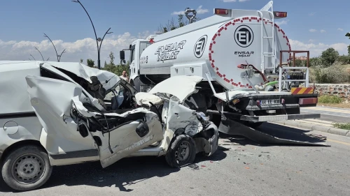 Su Tankerine Çarpan Araçta Can Pazarı: 1 Ağır Yaralı