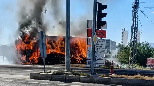 Saman Yüklü Tır Aniden Alev Toplarıyla Kaplandı..!