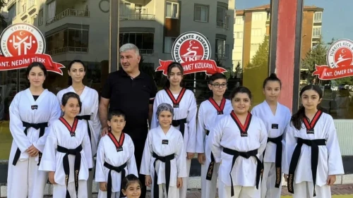 Malatya'nın Gururu: Doğuş Spor Kulübü Şampiyonluk Kupasını Kaldırdı